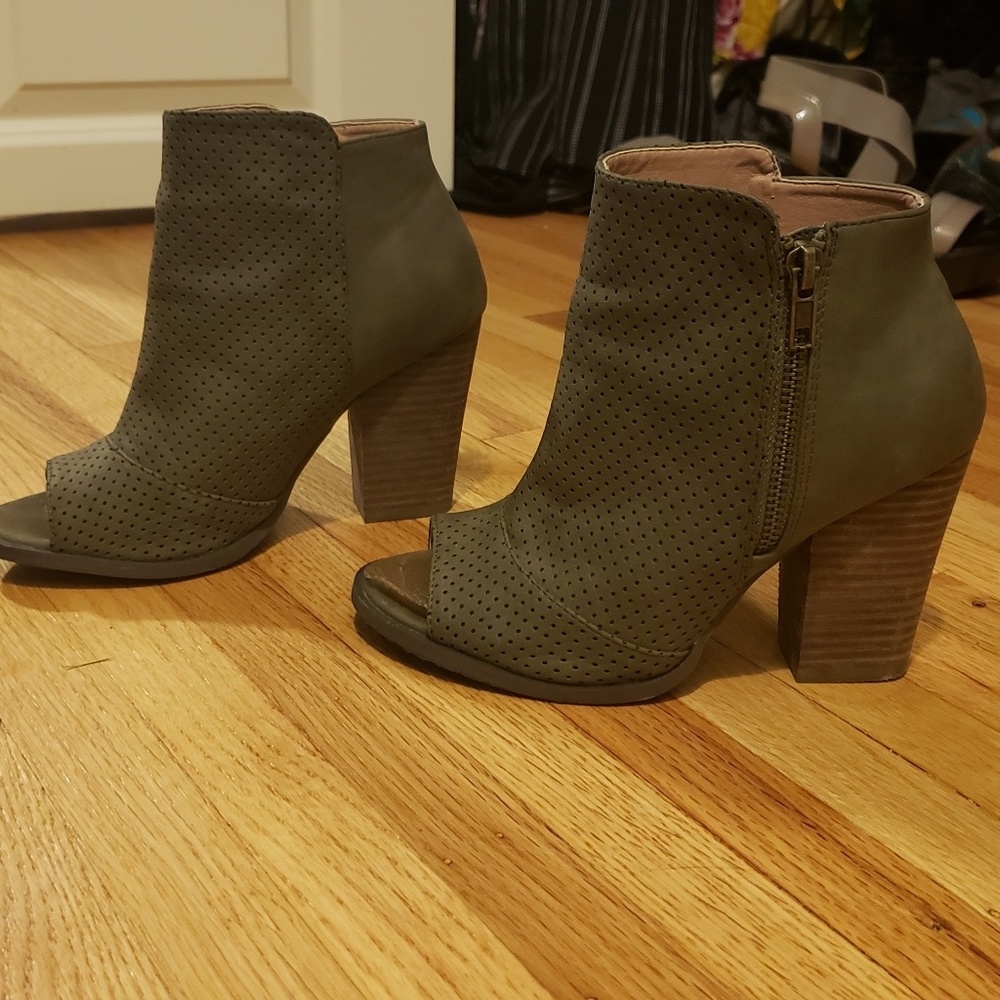 Restricted chunky heel peep toe